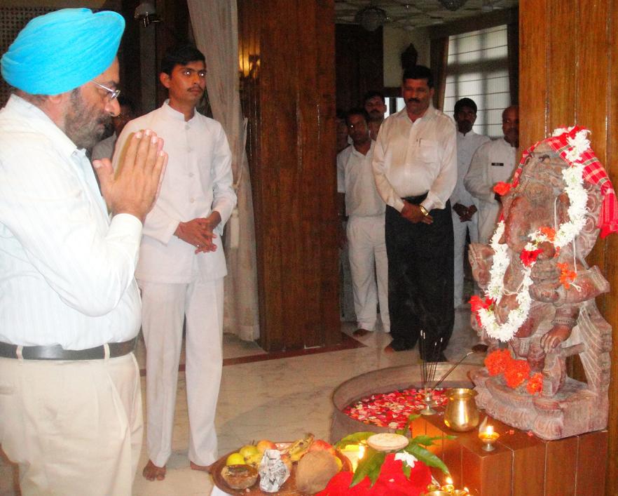 Governor offering prayer during Ganesh Chaturthi at Raj Bhavan, Itanagar:01/09/2011