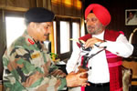 Governor presenting wooden model of Hornbills, the State bird to the GOC, 5 Mtn Div, Maj Gen A.K. Ahuja, VSM who called on him at Raj Bhawan : 23/03/2011