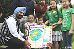 Students from Niti Vihar Kidzee, Kids Angel School and Kids Angel Purvanchal School, Mowb II, presenting cards on environment protection and conservation to Governor on the occasion of World Environment Day : 05/06/2011