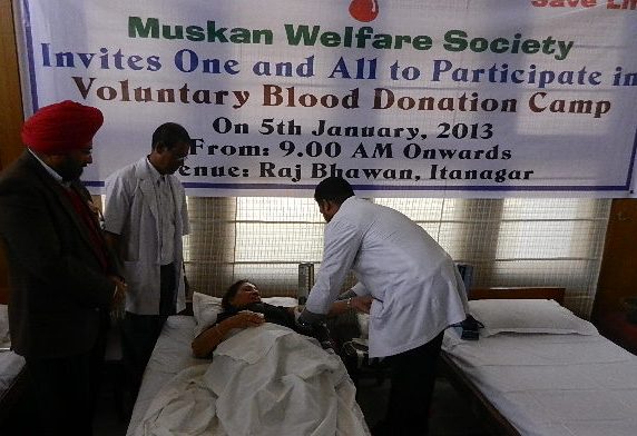 The Governor of Arunachal Pradesh General (Retd) JJ Singh in the blood donation camp organized by Muskan Welfare Society (MWS) at Raj Bhavan, Itanagar: 05/01/2013