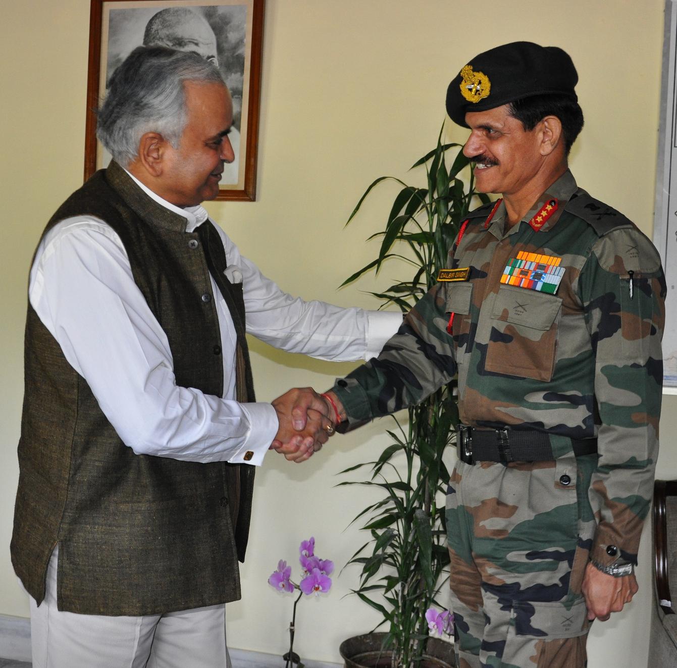 The Governor of Arunachal Pradesh Lt. Gen (Retd) Nirbhay Sharma with General Officer Commanding-in-Chief, Eastern Army Command Lt. Gen. Dalbir Singh at Raj Bhawan, Itanagar:10/06/2013