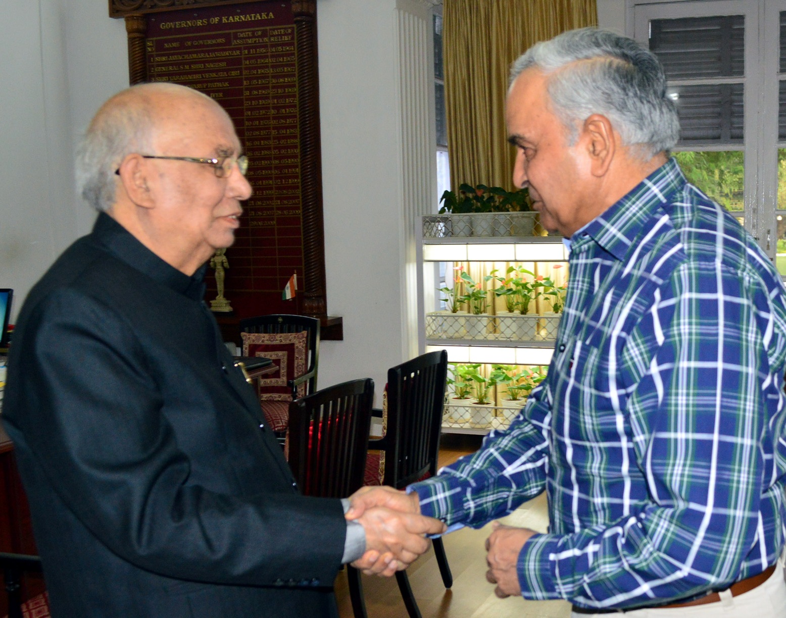 The Governor of Arunachal Pradesh Lt. Ge (Retd) Nirbhay Singh with the Governor of Karnataka Dr. Hans Raj Bhardwaj at Raj Bhawan, Bangalore:21/06/2013