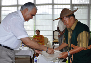 >Governor felicitated UPSC achievers at Raj Bhawan on 27th August 2013. Shri Tato Gongo, father of Dr. Tojum Gongo, (IDES) with the Governor