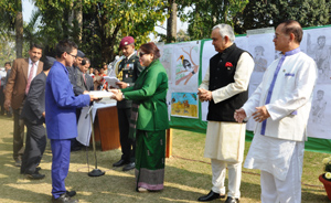 First Lady of the State Smti Jyotsna Sharma giving away the prize to a winner of the painting competition at Raj Bhawan, Itanagar on 26th January 2014. Also seen: Governor of Arunachal Pradesh Lt. Gen (Retd) Nirbhay Sharma and Chief Minister Shri Nabam Tuki. 