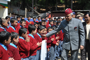 The Governor of Arunachal Pradesh Lt. Gen (Retd) Nirbhay Sharma with students of Shanti Deva Vidhyalay, Bomdila at Bomdila on 28th April 2014