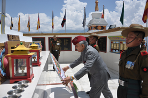 The Governor of Arunachal Pradesh Lt. Gen (Retd) Nirbhay Sharma laying wreath at the Tawang War Memorial, Tawang on 29th April 2014