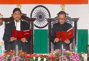 The Governor designate Shri JP Rajkhowa sworn-in as the Governor of Arunachal Pradesh in the Darbar Hall, Raj Bhawan, Itanagar on 1st June 2015