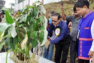 The Governor of Arunachal Pradesh Shri JP Rajkhowa performing the ritual called Taku Taabat, in the Mopin Solung Ground, Itanagar on the occasion of Solung Festival on 1st September 2015