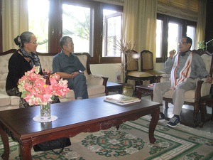 The Governor of Arunachal Pradesh Shri JP Rajkhowa with former Secretary to Government of Arunachal Pradesh Er. Tomi Ete and Smt Jarjum Ete, former Chairperson of State Commission for Women at Raj Bhawan, Itanagar on 7th September 2015