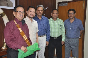 The Governor of Arunachal Pradesh Shri JP Rajkhowa with Chairman State Bamboo Mission Shri Zingnu Namchoo, MLA, Namsai at Raj Bhawan, Itanagar on 9th September 2015. Also seen: Shri Sashi Kumar, PCCF, Dr. Rabindra Kumar, Addl PCCF and Shri KJR Burman