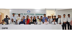 The Governor of Arunachal Pradesh Shri JP Rajkhowa with members of Rajiv Gandhi University Research Scholars Forum during the two-day National Seminar at Rajiv Gandhi University (RGU), Rono Hills, Doimukh on 11th September 2015