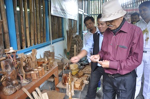 The Governor of Arunachal Pradesh Shri JP Rajkhowa having a look at the handicrafts produced at the Bamboo Processing Centre, Poma during his visit to the Centre on 12th September 2015.