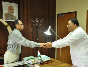 The Governor of Arunachal Pradesh Shri JP Rajkhowa with Swami Dharambandhu, Founder, Shri Vedic Mission Trust, Rajkot, Gujarat at Raj Bhawan, Itanagar on 22nd September 2015