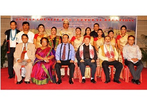 The Governor of Arunachal Pradesh Shri JP Rajkhowa with the artists from Guwahati Regional Office of Indian Council for Cultural Relations, Ministry of External Affairs at Raj Bhawan, Itanagar on 23rd October 2015.