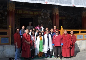 The Governor of Arunachal Pradesh Shri JP Rajkhowa and First Lady of the State Smt Rita Rajkhowa with the Head Lamas at Tawang Monastery, Tawang on 24th October 2015.