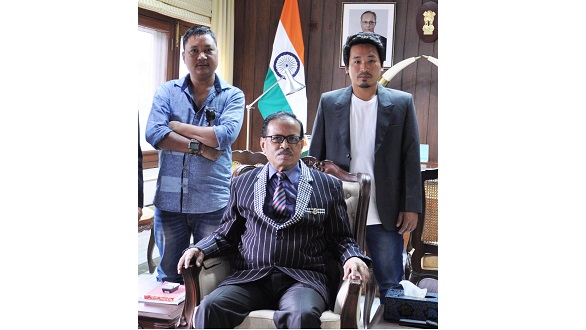 The Governor of Arunachal Pradesh Shri JP Rajkhowa with Shri Tai Talley, President, Nyishi Youth Welfare Society and NYWS Secretary Shri Choma Doka at Raj Bhavan, Itanagar on 17th November 2015.