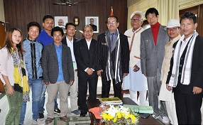 The Governor of Arunachal Pradesh Shri JP Rajkhowa with representatives of Panchayati Raj Institute, Senior Citizens, Student Bodies, Youth and Gaon Burahs of Karsingsa and Banderdewa areas at Raj Bhavan, Itanagar on 17th November 2015.