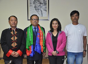 The Governor of Arunachal Pradesh Shri JP Rajkhowa with Smt Anshu Jamsenpa, who has the distinction of being the only Indian woman mountaineer to climbed Mount Everest thrice, at Raj Bhavan, Itanagar on 26th November 2015. Also seen: Shri Tsering Wange, President, Arunachal Mountaineering and Adventure Sports Association (AMASA) and Shri Koj Nawrence, Joint Secretary, AMASA.