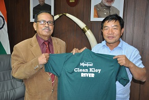 Shri Taku Chatung, President of Apatani Youth Association presenting a Mission Clean Kley River shirt to the Governor of Arunachal Pradesh Shri JP Rajkhowa at Raj Bhavan, Itanagar on 27th November 2015.