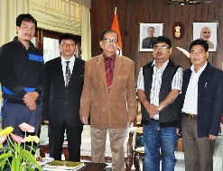 The Governor of Arunachal Pradesh Shri JP Rajkhowa with members of Arunachal Students Federation (ASF), All Arunachal Pradesh Border Students Union (AAPBSU) and United Organisations of Arunachal Pradesh (UOAP) at Raj Bhavan, Itanagar on 27th November 2015