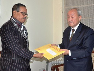 The Deputy Speaker of Arunachal Pradesh Legislative Assembly, Shri T.N. Thongdok submitting the Resolution passed by 33 (thirty-three) Members of State Legislative Assembly for removal of the Speaker Shri Nabam Rebia, to the Governor Shri JP Rajkhowa at Raj Bhavan, Itanagar on 16th December 2015.