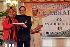 Achievers being felicitated by the Governor during  At Home  function on Independence Day, 2015