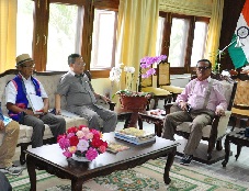 The Governor of Arunachal Pradesh Shri JP Rajkhowa with the representatives of Bharatiya Kishan Sangh, Siang Peoples Forum and Siang Organic Initiative at Raj Bhavan, Itanagar on 30th April 2016