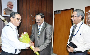 The Governor of Arunachal Pradesh Shri JP Rajkhowa with the Chief General Manager, State Bank of India, Guwahati, Shri PVSLN Murthy at Raj Bhavan, Itanagar on 11th May 2016. Also seen: Deputy General Manager, Dibrugarh Shri Tilak Kumar Dhar