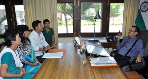 The Governor of Arunachal Pradesh Shri JP Rajkhowa with relatives of cancer patient  at Raj Bhavan on 2nd June 2016.