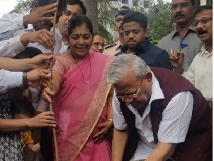 The Governor of Arunachal Pradesh Shri P.B Acharya planting tree during Van Mahotsav celebration at Dahisar West, Mumbai on 7th July 2017.