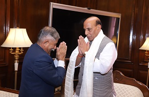 The Governor of Arunachal Pradesh Brig. (Dr.) B.D.Mishra (Retd.) with the Union Home Minister Shri Rajnath Singh at New Delhi on 24th November 2017.